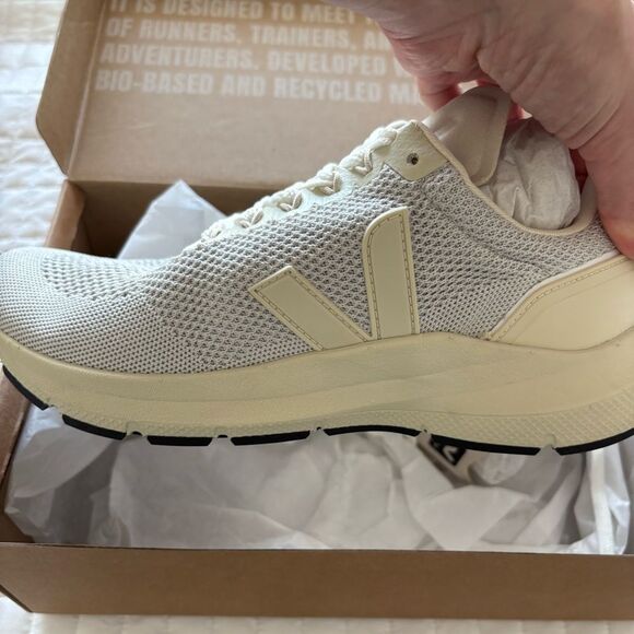 NWT Veja Marlin V-Knit Running Shoes in Chalk and Pierre Size 9 - Picture 4 of 7